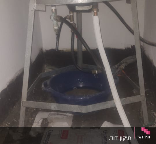 דוד שמש עם צנרת ומתקן כרומגן